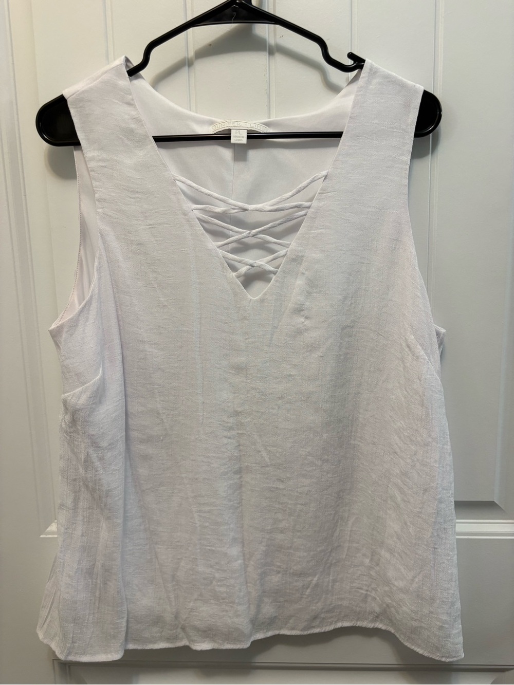 Juniper + Lime white Sleeveless Crisscross V-Neck Top. Size Petite Large.